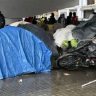 Imatge de les botigues al campament improvisat sota un pont a Badalona. - GEMMA SÁNCHEZ/ACN