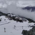 El remuntador Jet Cim, a la dreta de la imatge, ahir a Port Ainé.