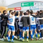 Els jugadors del Mollerussa s’uneixen en una pinya després del partit per celebrar la segona victòria del curs. - JOSEP M. RIBES