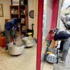 Membres de Cuineres per la Pau preparen menjar per als desallotjats. - JORDI PUJOLAR/ACN