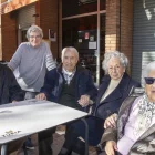 Jaume Serra, Francisco Segarra, Aurora Sala i Rosita Purgimon amb Àngels Pedrós, responsable del bar. - LAIA PEDRÓS