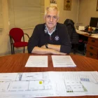 L’alcalde, Josep Maria Mor, amb alguns dels projectes. - LAIA PEDRÓS