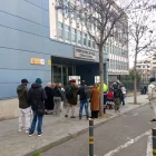Un grup de persones d’origen migrant fa cua per a accedir a l’Oficina d’Estrangeria. - SEGRE