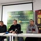 Santi Caudevilla, responsable de Cereals i Herbacis d'Unió de Pagesos, i Magí Ribera i Josep M. Clària, membres de la sectorial de Cereals i Herbacis d'Unió de Pagesos, aquest dilluns en roda de premsa a Lleida.