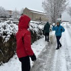 Una familia jugando en la nieve en Estamariu el 22 de diciembre.