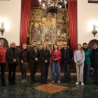 Andrea Budau (5a per la dreta), en l’acte de recepció a la Paeria. - AMADO FORROLLA