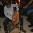 Quatre nens i dos adults en plena acció de picar la ‘xoca’ perquè ‘cagui’ obsequis. - EUGENIO MONESMA