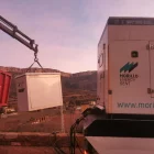 Maniobres d’instal·lació del grup electrogen a Àger.