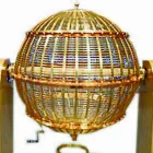 Fraga 2000 reparteix sort nadalenca per primera vegada. L’administració número 2 de Fraga, Fraga 2000, va vendre una sèrie d’un cinquè premi (agraciat amb 60.000 euros el dècim). Era la primera vegada que repartia sort en el sorteig de Nadal. - AMADO FORROLLA