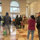 Viatgers que havien de sortir de Lleida amb el tren de les 08.08 hores esperaven un autobús a l'estació amb més d'una hora de retard.