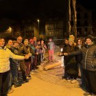 Els veïns del poble d'Isil entorn de la foguera celebrant els deu anys de la declaració de Patrimoni de la Humanitat la festa de les falles.