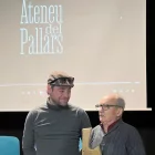 Jaume Gelonch va entregar el premi ‘La Lira Vella’ a Josep Molins. - ATENEU DEL PALLARS