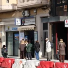 Gent fent cua ahir en una administració de loteries lleidatana per cobrar els seus dècims. - AMADO FORROLLA