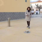 L’alcaldessa, tancant les pilones que limiten l’accés de vehicles a la zona. - J. GÓMEZ