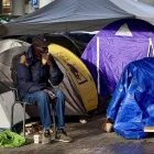 Molts desallotjats continuaven acampats sota el pont de la C-31. - ACN
