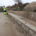 Revestiment i lluita contra espècies invasores. La direcció va informar de les obres de revestiment que es fan a les conduccions, a la foto, al canal principal. S’han pres mesures per reduir els efectes de mol·luscos invasors, ja que afecten fins i tot les noves canonades de l’Horta de Pinyana construïdes fa pocs anys. S’està abocant clor en baixes dosis sense afectació al consum. - C.P.
