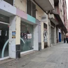 Un carrer de la ciutat de Lleida amb locals comercials en desús. - AMADO FORROLLA