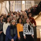 Foto de família d’alguns dels ambaixadors –nous i veterans– de la ciutat de Lleida, durant l’acte celebrat ahir a l’edifici del Casino. - AMADO FORROLLA
