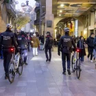 Agents dels Mossos d’Esquadra i de la Guàrdia Urbana, a l’Eix Comercial de Lleida. - JORDI ECHEVARRIA