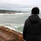 Una dona observa el temporal de mar a l'Escala