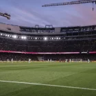 El Barça disputant un partit amb les obres i les grues de fons. - EUROPA PRESS