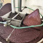 El molí continua utilitzant dos rodes de pedra per moldre les olives. - A. C.