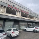 Façana de l’edifici, amb cartells de liquidació a la botiga i finestres arrancades al primer pis. - MARC CARBONELL