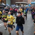 Moment de la sortida de la categoria absoluta de la carrera davant el Teatre L’Amistat de la capital del Pla d’Urgell. - JOAN GÓMEZ