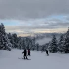Esquiadors gaudint de la neu a les pistes de Port Ainé durant la jornada d’ahir. - FGC