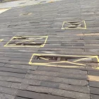 Els taulons trencats han estat marcats amb pintura per evitar accidents. - J.M.A.