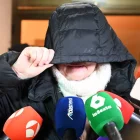 Una veïna fa declaracions després d’assolir l’acord.