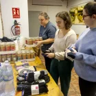 Membres de l’Ateneu La Baula, amb el material recollit. - JORDI ECHEVARRIA