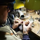 Arzuaga, tallant una pipa amb el rostre de Wagner. - M. CODINAS