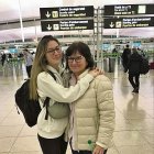 Rovira, amb la seua filla, Georgina, a l’aeroport.