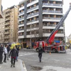 El SEM va requerir l’assistència dels Bombers per al trasllat. - JORDI ECHEVARRIA