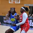 Nahan Niare, màxima anotadora del Cadí amb 19 punts, lluita amb la visitant Coulibaly. - AGUSTÍ PEÑA