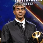 Lamine Yamal recull un dels seus Globe Soccer Awards de la nit. - GLOBE SOCCER AWARDS