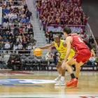 Caleb Agada, ahir desaparegut, intenta superar Busquets. - ACB PHOTO/SERGI GERONÈS