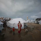 Nens palestins desplaçats en un campament temporal. - EUROPA PRESS