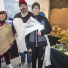 Els autors del pessebre el dia de la inauguració vestits per a l’ocasió. - LAIA PEDRÓS