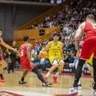 Oriol Paulí controla la pilota envoltat per tres defensors del Bàsquet Girona. - ACB PHOTO/SERGI GERONÈS