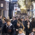 L’Eix es va omplir durant la jornada, encara que molts passejaven en lloc de comprar. - PAU PASCUAL