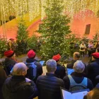 Els cantaires de la Coral Maristes Montserrat van entrar ahir al Pati de l’IEI, engalanat amb il·luminació nadalenca, per interpretar nadales. - JORDI ECHEVARRIA