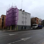 Operaris van retirar ahir bastides d’aquest bloc. - S.E.