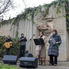 Rosa Mesalles, vora Carmina Pardo (Ateneu), va llegir la glossa, amb Gené i Ábrego en segon pla. - PAU PASCUAL PRAT