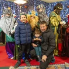 Els emissaris dels Reis Mags van arribar ahir a Torrefarrera en una cavalcada i van fer les delícies dels més petits al recollir les cartes amb els seus desitjos de regals. - PAU PASCUAL PRAT