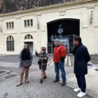 Terence Lyster, amb abric roig, ahir a les instal·lacions de la central de Camarasa. - ARIADNA SÁNCHEZ / NOGUERA TV