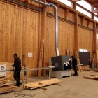 L’interior del hub forestal del Solsonès, amb la maquinària que es fa servir per al tractament de la fusta. - ACN