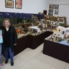 Elisabet Ciscar, amb la seua filla, mostrant el pessebre. - J.GÓMEZ