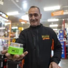 Un dependent de la ferreteria Ramon Soler de Lleida mostra una de les balises homologades. - PAU PASCUAL PRAT